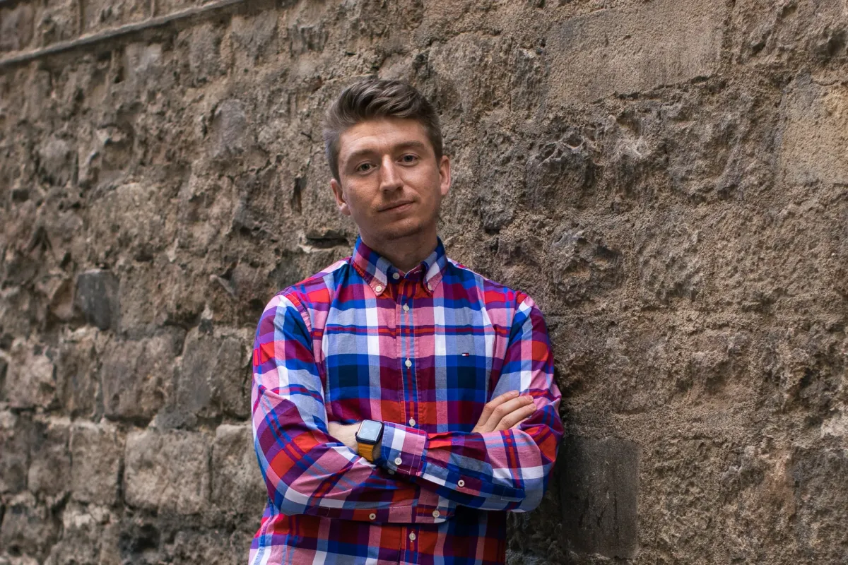 Visual representation of a brain with data charts, symbolizing learning in data analysis.