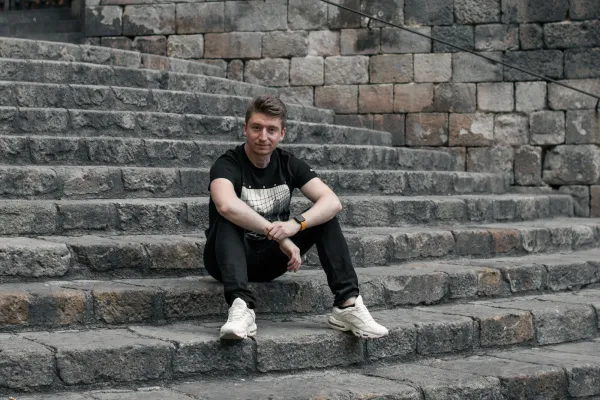 A tangled maze symbolizing complex decision-making and career rebuilding strategies.